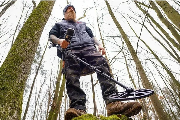 فلزیاب در جنگل و در باران