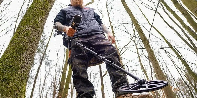 فلزیاب در جنگل و در باران